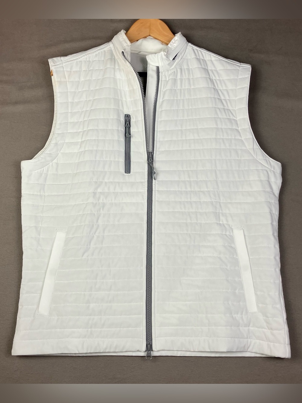 Johnnie O Men’s Size M Crosswind Quilted Performance Vest White Full Zip Golf. I
